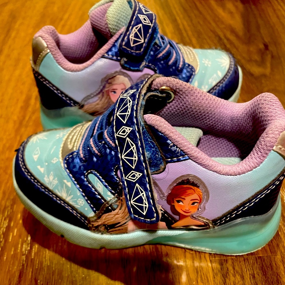 Frozen light up shoes in great condition. Size 7T.